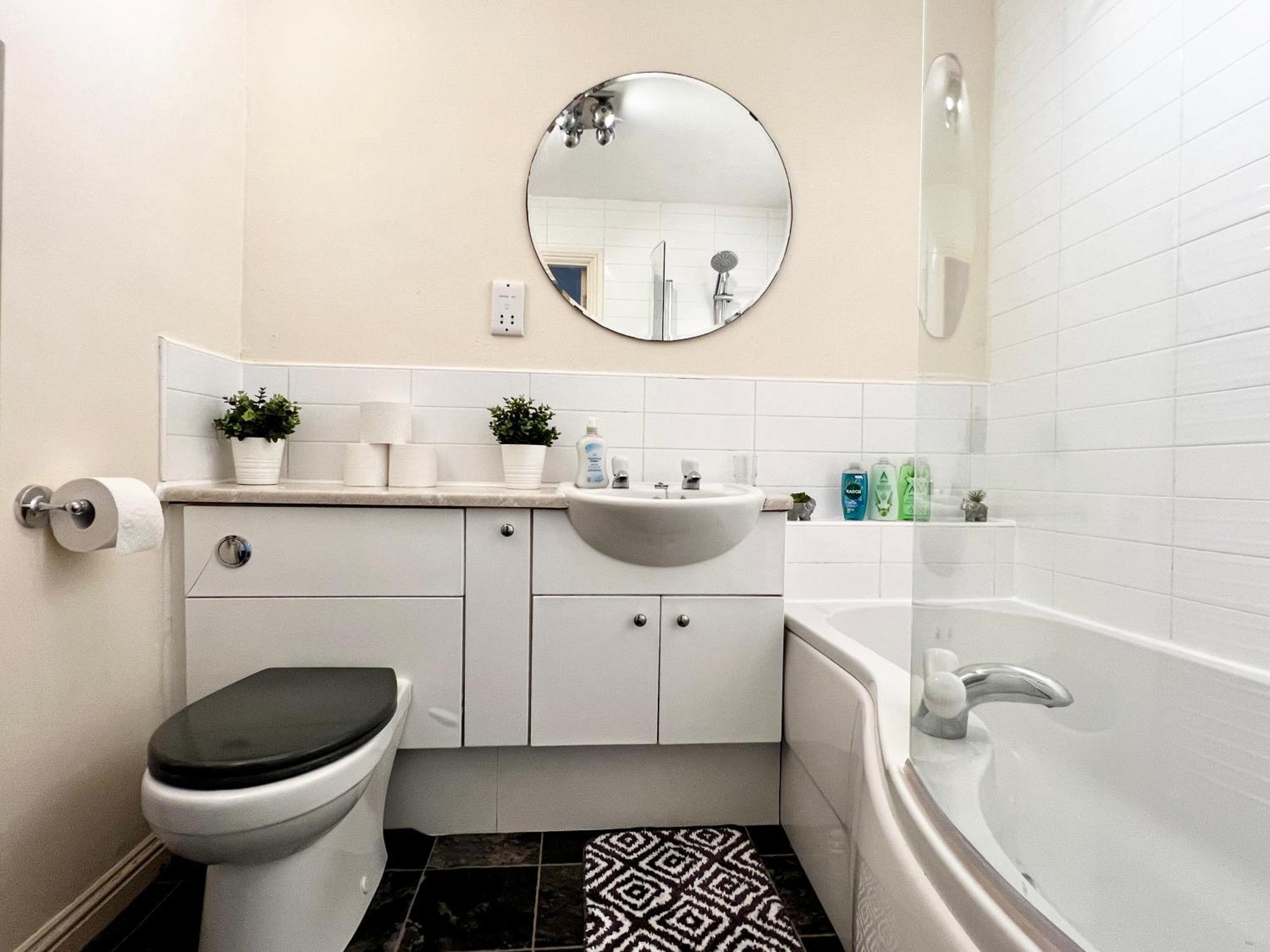 Stylish Modern Flat With Juliet Balcony & Parking Apartment Глазгоу Екстериор снимка