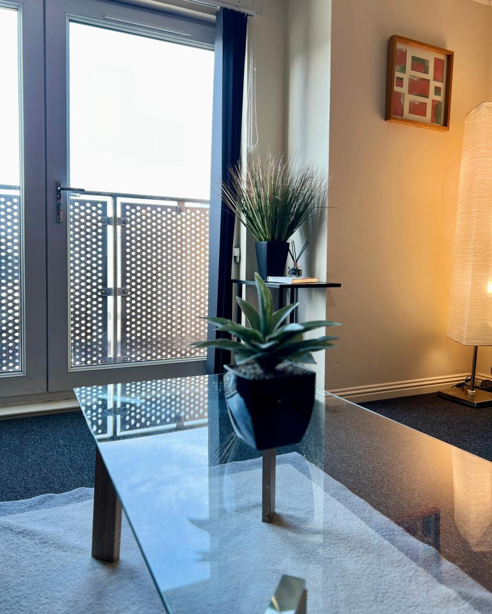 Stylish Modern Flat With Juliet Balcony & Parking Apartment Глазгоу Екстериор снимка