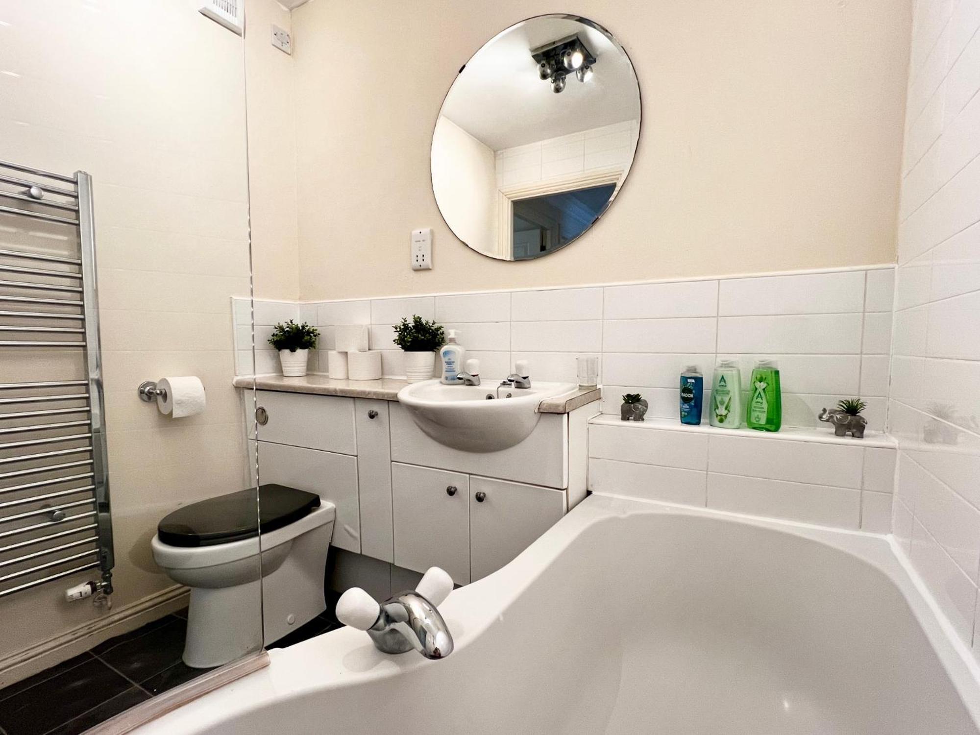 Stylish Modern Flat With Juliet Balcony & Parking Apartment Глазгоу Екстериор снимка